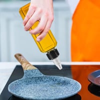 RUGLAMZHIP stláčacia fľaša 4 ks 100 ml plastová opakovane použiteľná so skrutkovacím uzáverom, dávkovač na olej, ocot, omáčky a korenie do kuchyne, na grilovanie a piknik 5