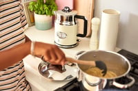 Russell Hobbs 1.7L Retro Vízforraló Krém-Inox Gyors Forrásítás Hőmérsékleti Kijelzővel 8