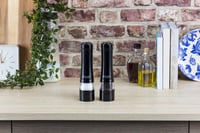 Elektrická súprava mlynčekov na soľ a korenie Russell Hobbs 28010-56, 2 ks, čierna, keramický mlecí mechanizmus, nastaviteľná hrubosť mletia, s LED osvetlením 8
