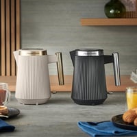 Russell Hobbs Brontë Black 1.7L Elektromos Vízforraló 2400W Rozsdamentes 10