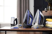 Russell Hobbs Gőzölő Vasaló Összecsukható 1500W Gyors Felmelegítés Textil Kiegészítővel 10