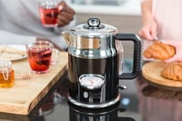 Russell Hobbs Retro Vízforraló 1.7L 2400W Fekete Rozsdamentes Acél Gyors Felmelegítés 9