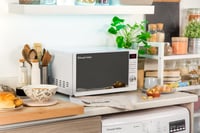 Digitálna mikrovlnná rúra Russell Hobbs RHM2079A 20 l, 800 W, 5 úrovní výkonu, 8 automatických programov, biela, hodiny, časovač, automatické rozmrazovanie 6