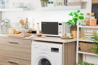 Digitálna mikrovlnná rúra Russell Hobbs RHM2079A 20 l, 800 W, 5 úrovní výkonu, 8 automatických programov, biela, hodiny, časovač, automatické rozmrazovanie 7