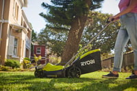 Akumulátorová kosačka Ryobi RLM18X33B40 18V ONE+, záber 33 cm, skladacia, so 4,0 Ah akumulátorom 3
