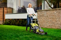 Mașină de tuns iarba cu acumulator Ryobi RY18LMX40A-150 18V ONE+ fără perii – lățime de tăiere 40 cm, reglaj pe înălțime în 6 trepte 20-70 mm, 700 m², adaptor pentru mulcire, acumulator 5,0 Ah 5