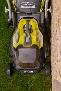Mașină de tuns iarba cu acumulator Ryobi RY18LMX40A-150 18V ONE+ fără perii – lățime de tăiere 40 cm, reglaj pe înălțime în 6 trepte 20-70 mm, 700 m², adaptor pentru mulcire, acumulator 5,0 Ah 7