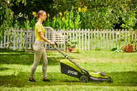 Mașină de tuns iarba cu acumulator Ryobi RY18LMX40A-150 18V ONE+ fără perii – lățime de tăiere 40 cm, reglaj pe înălțime în 6 trepte 20-70 mm, 700 m², adaptor pentru mulcire, acumulator 5,0 Ah 6