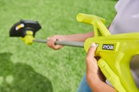 Motocoasă cu acumulator RYOBI RY18LT23A-120P 18V ONE+, lățime de tăiere 23 cm, cu lamă din plastic, acumulator 2,0 Ah și încărcător 4