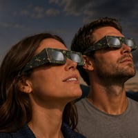 Ochranné okuliare na zatmenie slnka SAFE ECLIPSE, 2 ks, 45 mm rám, vhodné na nosenie cez dioptrické okuliare, certifikované podľa EN ISO 12312-2:2015, s označením CE, na priame pozorovanie slnka – Digital Camo 8