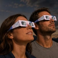 Ochelari pentru eclipsa solară SAFE ECLIPSE, 2 bucăți, înălțime ramă 45 mm, se pot purta peste ochelarii de vedere, certificați EN ISO 12312-2:2015, marcați CE, Milky Way 8