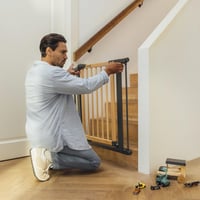 Detská bezpečnostná zábrana Safety 1st Simply Close, drevo a kov, 73 – 80 cm (max. 94 cm), montáž tlakom bez vŕtania, otváranie jednou rukou, drevo a grafitová farba 8