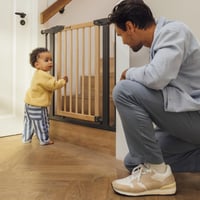 Detská bezpečnostná zábrana Safety 1st Simply Close, drevo a kov, 73 – 80 cm (max. 94 cm), montáž tlakom bez vŕtania, otváranie jednou rukou, drevo a grafitová farba 9