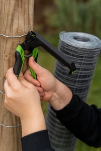 Clește pentru tensionat gard Salki FSK20C cu tăietor de sârmă integrat (3 mm) + 1000 buc. capse galvanizate Ω20 cu încărcător - Verde 6