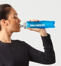 Flexibilná bežecká fľaša Salomon Soft Flask 500 ml s ventilom High-Flow, funkčným úchytom a dizajnom vhodným do vrecka. 2