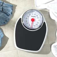 Mechanická osobná váha Salter 195 WHKR v medicínskom štýle – bielo-čierna, nosnosť 150 kg, analógová stupnica, kovová platforma, bez batérií 3