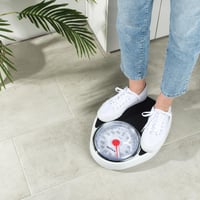 Mechanická osobná váha Salter 195 WHKR v medicínskom štýle – bielo-čierna, nosnosť 150 kg, analógová stupnica, kovová platforma, bez batérií 4