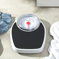 Mechanická osobná váha Salter 195 WHKR v medicínskom štýle – bielo-čierna, nosnosť 150 kg, analógová stupnica, kovová platforma, bez batérií 5