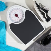 Cântar Mecanic de Baie Salter – Cântar Analogic de Tip Medical cu Afișaj Mare, Covoraș Antiderapant din Vinil, Alb-Negru, Design Retro, kg/st/lb 5