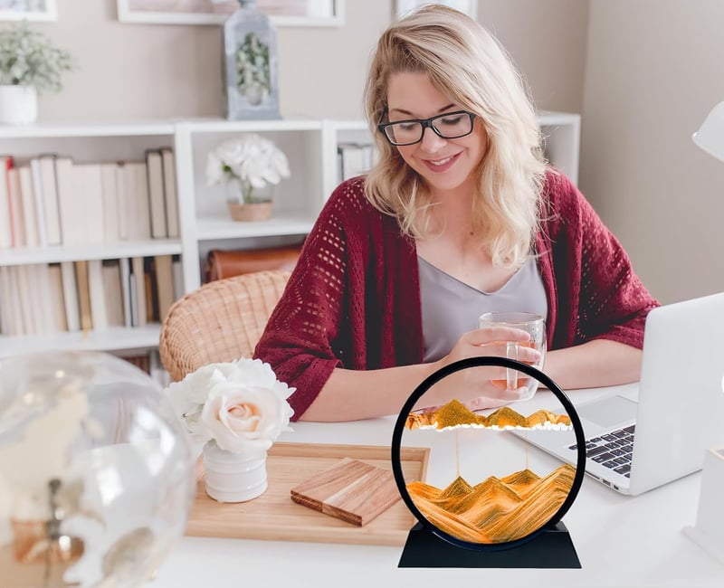 SANDCLE Mozgó Homokképek Kerek Üvegkeretben 18cm Sárga Asztali Dekoráció