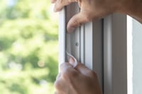 Schellenberg 10400 Upevňovacia páska na polyesterovú sieťku proti hmyzu, 5,6 m, priehľadná 4