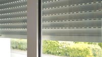 Schellenberg 39048 Set rulou aplicabil pentru fereastră, sistem Mini, PVC, 100x50 cm, alb/gri, ajustabil pe înălțime și lățime, cu izolație EPS 2