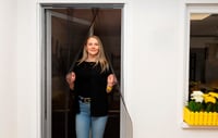 Schellenberg 50653 Teleskopická sieť proti hmyzu na balkónové dvere, šírka 75 – 95 cm, výška 220 cm, antracitová 2