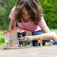 SCHLEICH Farm World Állatorvosi Rendelő Játékszett 43 Darabos - Állatorvossal, Lófigurával és Háziállatokkal, 3-8 Éves Gyerekeknek 7