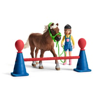 Schleich Farm World Pony Agility Starter Set 42481 – Set de joacă cu 2 ponei, traseu cu obstacole și accesorii, 48 piese, de la 3 ani 4