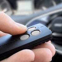 Telecomandă pentru porți SCS Sentinel FrenchControl cu 2 canale, gri - Rolling Code - 433 MHz - rază de acțiune 50 m - CR2032 - automatizare porți 6