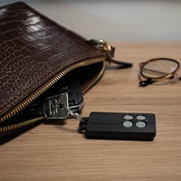 Telecomandă pentru porți SCS Sentinel FrenchControl cu 2 canale, gri - Rolling Code - 433 MHz - rază de acțiune 50 m - CR2032 - automatizare porți 7