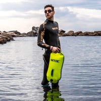 Nafukovacia plavecká bója SEAC Safe Dry – 36 x 72 cm, 28 l, žltá – na plávanie na otvorenej vode 2