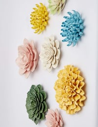 Decor de perete SEINHIJO cu floare ceramică 3D - galben - 19 cm 3