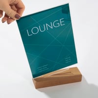 Suport de masă vertical A4 Sigel din acril cu bază din lemn de stejar - model înalt, ramă informativă transparentă 6