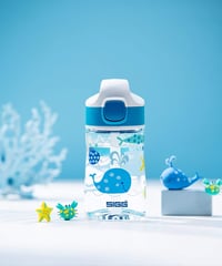 Detská fľaša na vodu SIGG Miracle Ocean z materiálu Tritan so slamkou – nepriepustná, bez BPA, vhodná do umývačky riadu, modrá s morskými zvieratkami – 0,35 l 7