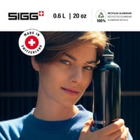 Hliníková fľaša Sigg Traveller na sýtené nápoje – čierna – 0,6 l 2