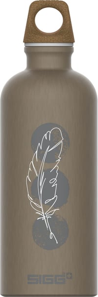 Sticlă de apă din aluminiu SIGG Traveller MyPlanet - Neutră din punct de vedere climatic, etanșă, ușoară - Culoare taupe mat - 0,6 L - Pentru activități în aer liber și yoga 1