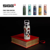 SIGG WMB ONE Alumínium Gyermek Kulacs 0,6L Szénlezárható Szivárgásmentes - 18 Hp Stand Together, Disney & WB 5