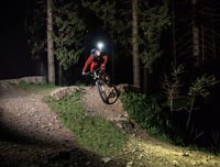 Sigma Buster 2000 HL LED cyklistické svetlo na prilbu – 2000 lúmenov, 7 režimov svietenia, nabíjateľné, čierne 2