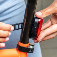 Zadné svetlo na bicykel SIGMA Curve s akumulátorom, schválením StVZO, dosahom 400 m, výdržou 29 hodín, montážou bez použitia náradia, čiernou farbou a odolnosťou voči poveternostným vplyvom. 6