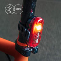 Zadné svetlo na bicykel SIGMA Curve s akumulátorom, schválením StVZO, dosahom 400 m, výdržou 29 hodín, montážou bez použitia náradia, čiernou farbou a odolnosťou voči poveternostným vplyvom. 5
