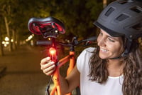 Zadné svetlo na bicykel SIGMA Curve s akumulátorom, schválením StVZO, dosahom 400 m, výdržou 29 hodín, montážou bez použitia náradia, čiernou farbou a odolnosťou voči poveternostným vplyvom. 9
