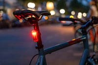 Zadné svetlo na bicykel SIGMA Curve s akumulátorom, schválením StVZO, dosahom 400 m, výdržou 29 hodín, montážou bez použitia náradia, čiernou farbou a odolnosťou voči poveternostným vplyvom. 8