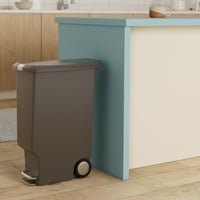 simplehuman CW1363 40-litrový úzky pedálový odpadkový kôš so zámkom veka, tichým zatváraním, vstavanými kolieskami, sivý plast, 26x49x64 cm 2