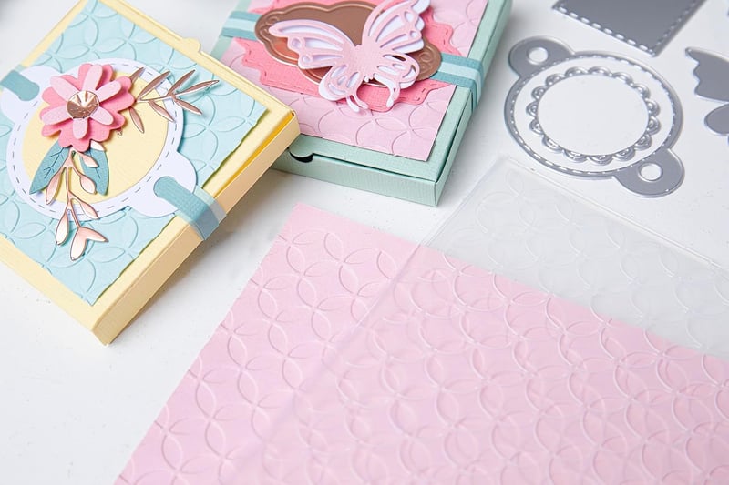 Sizzix Big Shot Plus A4 vágógép szett fehér-szürke kerekekkel