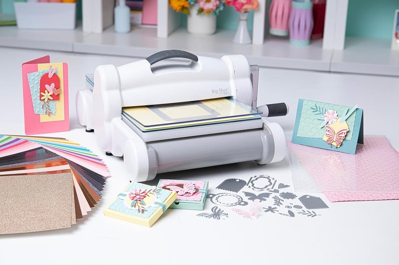 Sizzix Big Shot Plus A4 vágógép szett fehér-szürke kerekekkel