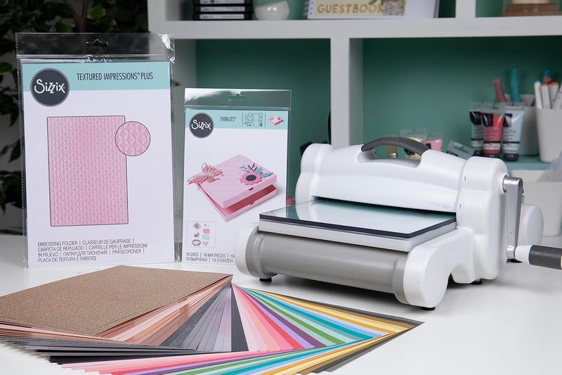 Sizzix Big Shot Plus A4 vágógép szett fehér-szürke kerekekkel