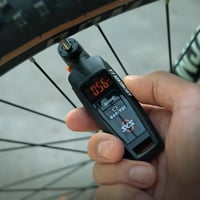 Digitálny merač tlaku vzduchu SKS Germany Airchecker 2.0, kompatibilný s ventilmi AV/SV/ClikValve, manometer na bicykel 5