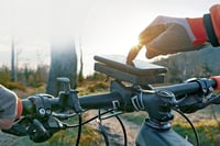 SKS Germany COMPIT obal na iPhone 15 Pro, čierny – nárazuvzdorný, oderuvzdorný plastový držiak na telefón na bicykel s uchytením pre systém COMPIT 5