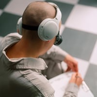 Bezdrôtové slúchadlá cez uši Skullcandy Crusher ANC 2, aktívne potlačenie hluku, multisenzorické basy, 60 hodín výdrže batérie, biele 9